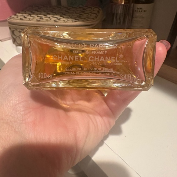CHANEL No. 5 Eau de Parfum with Gold Hue - Picture 6 of 7